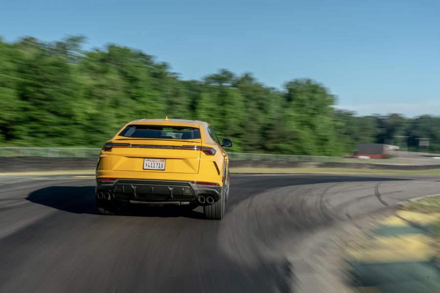  Lamborghini Urus Shiny Black Package 2018 года  (NA) (фото 4 из 40)